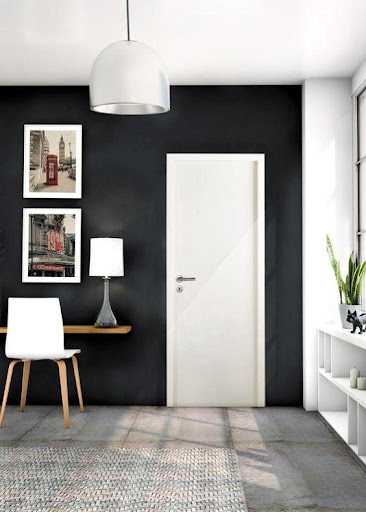 Porte d'intérieur blanche moderne avec mur noirs.